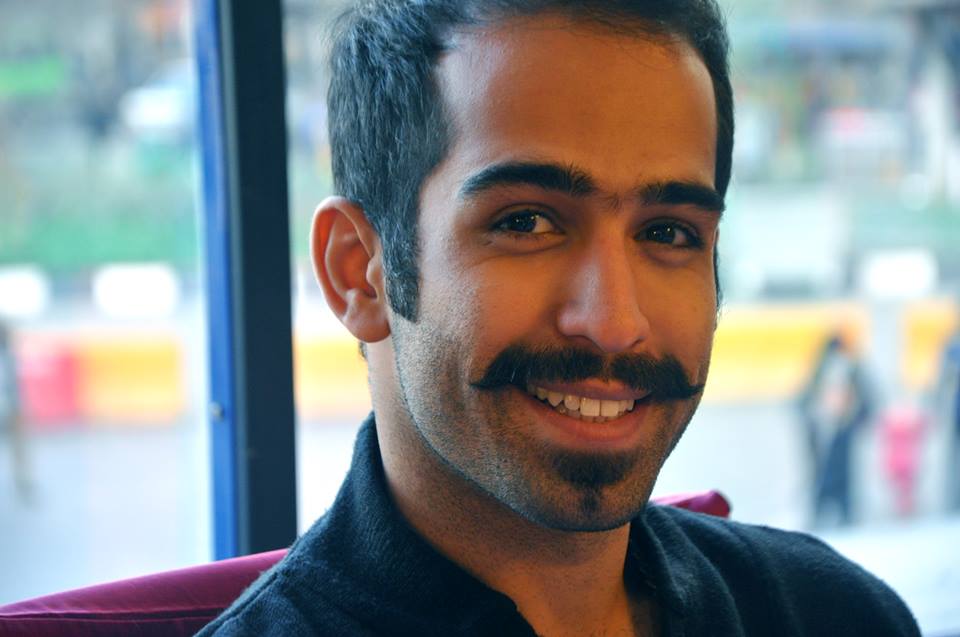 تصویری از سید حمید اسماعیلی سینما و تلویزیون در حال بازیگری سر صحنه یکی از آثارش