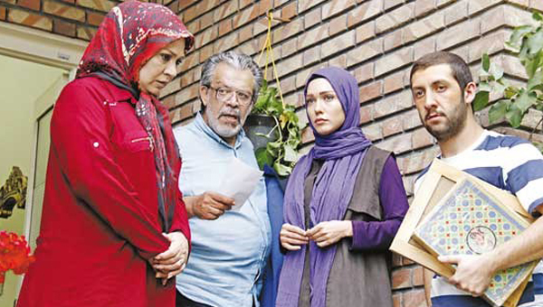 نسرین مقانلو در صحنه سریال تلویزیونی سفر در خانه به همراه شهرزاد کمال‌زاده و حسن پورشیرازی