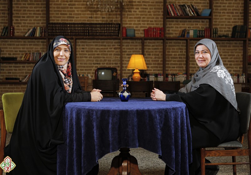 تصویری از فاطمه محمدی، مجری سینما و تلویزیون در حال بازیگری سر صحنه یکی از آثارش