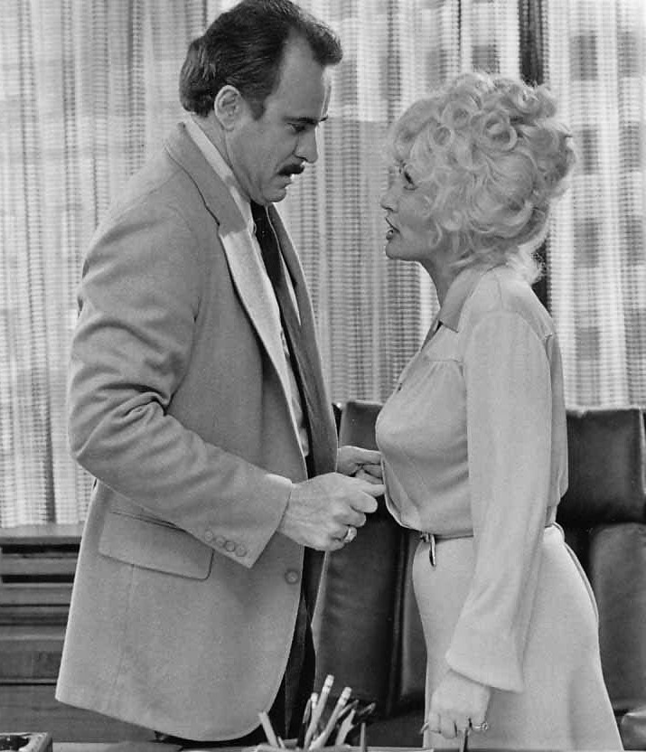 Dabney Coleman در صحنه فیلم سینمایی 9 to 5 به همراه دالی پارتن