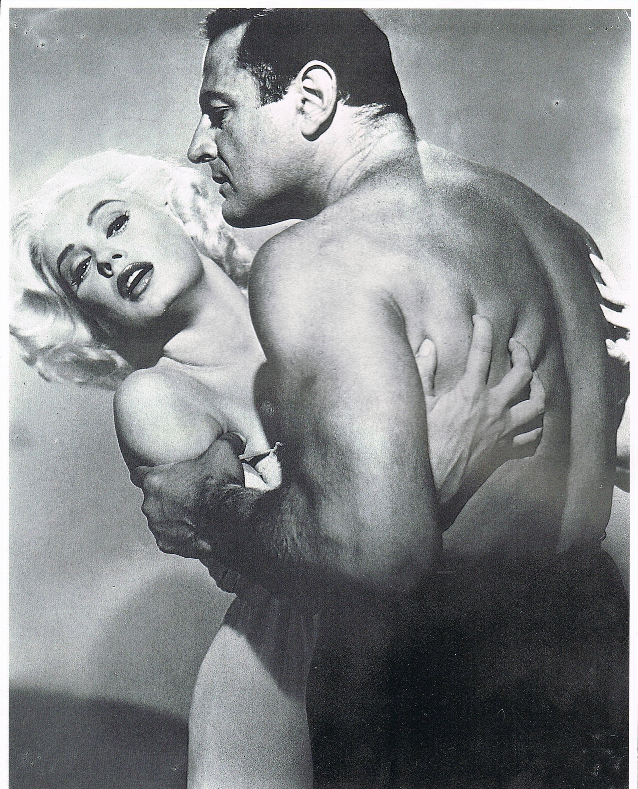 Brad Dexter در صحنه فیلم سینمایی Vice Raid به همراه Mamie Van Doren