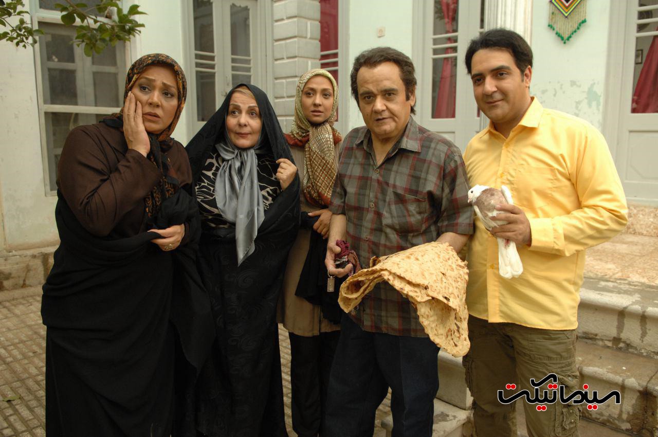 اکبر عبدی در صحنه فیلم سینمایی چهار اصفهانی در بغداد به همراه پوراندخت مهیمن و نسرین مقانلو