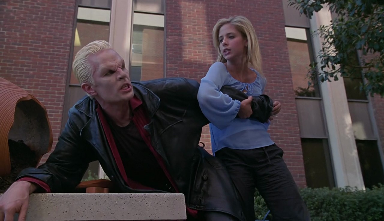 سارا میشل گلر در صحنه سریال تلویزیونی Buffy the Vampire Slayer به همراه James Marsters