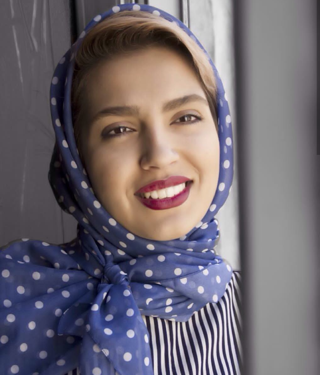 تصویری از مونا کرمی، بازیگر سینما و تلویزیون در حال بازیگری سر صحنه یکی از آثارش