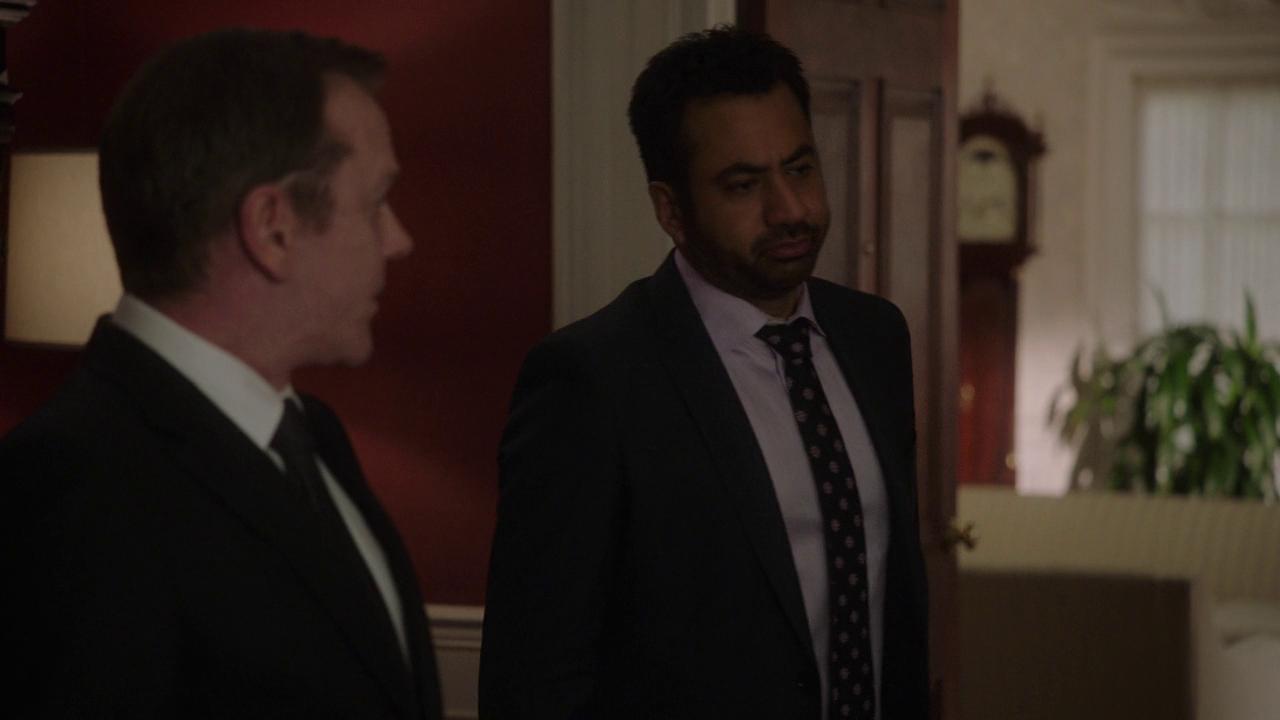 Kal Penn در صحنه سریال تلویزیونی Designated Survivor به همراه کیفر ساترلند