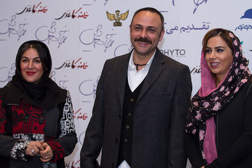 علیرضا کمالی در اکران افتتاحیه فیلم سینمایی خانه کاغذی به همراه ستاره اسکندری