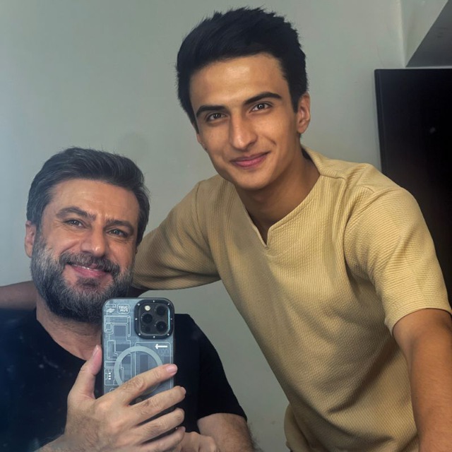 تصویری از صالح شعبانلو، چهره‌پرداز و بازیگر سینما و تلویزیون در پشت صحنه یکی از آثارش