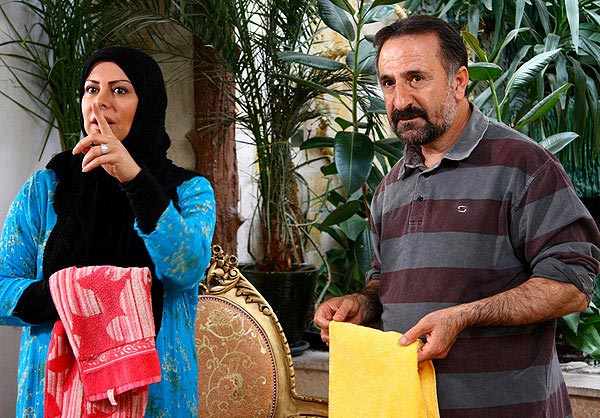 فلور نظری در صحنه سریال تلویزیونی آسمان همیشه ابری نیست به همراه مهران رجبی