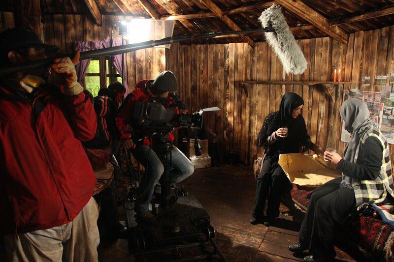 تصویری از مهتاب شکریان، بازیگر سینما و تلویزیون در پشت صحنه یکی از آثارش