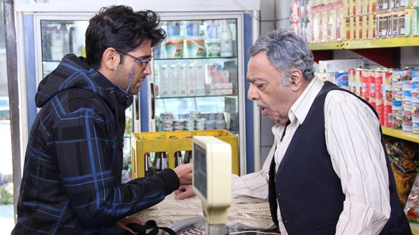 عباس محبوب در صحنه سریال تلویزیونی مرز خوشبختی به همراه امیرحسین آرمان