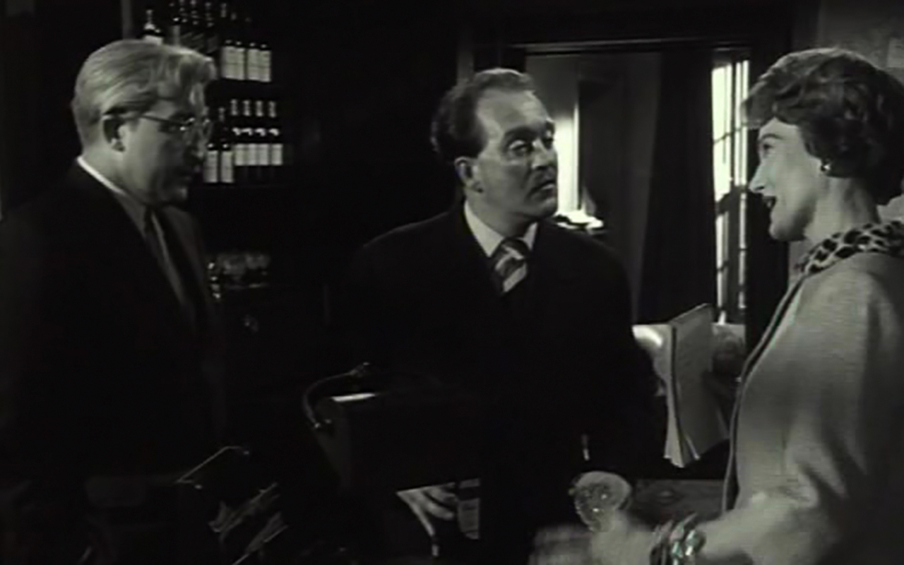 Peter Sellers در صحنه فیلم سینمایی The Battle of the Sexes به همراه Roddy McMillan و Constance Cummings