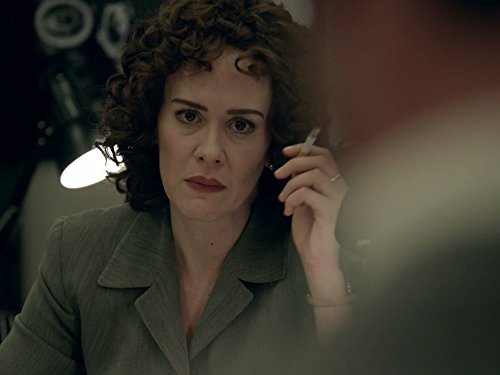 سارا پاولسون در صحنه سریال تلویزیونی داستان جنایت آمریکایی