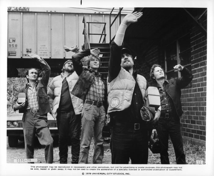 جان کازال در صحنه فیلم سینمایی شکارچی گوزن به همراه کریستوفر واکن، چاک اسپگرن، رابرت دنیرو و جان سوج