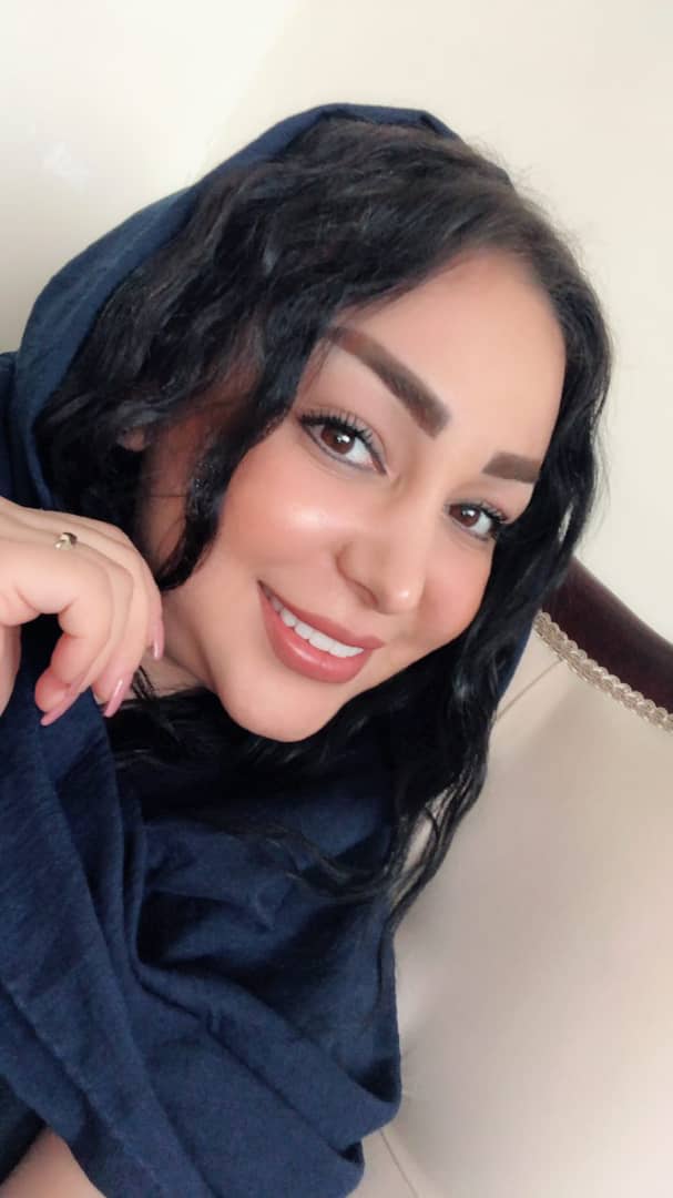 تصویری از یاسمن نادری، بازیگر سینما و تلویزیون در حال بازیگری سر صحنه یکی از آثارش