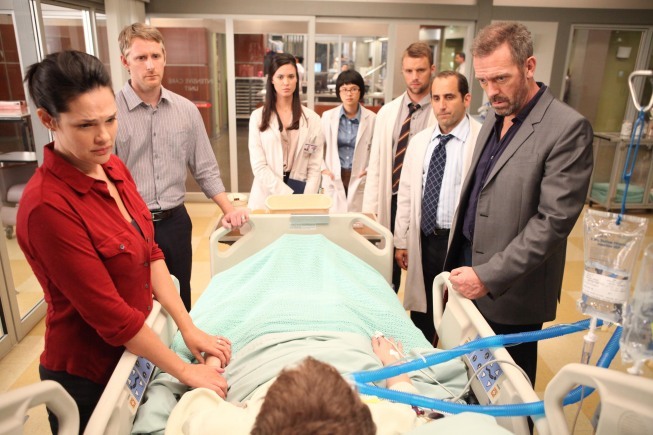 Elizabeth Lackey در صحنه سریال تلویزیونی دکتر هاوس به همراه Peter Jacobson، Charlyne Yi، Odette Annable، Kovar McClure، Jesse Spencer و Hugh Laurie