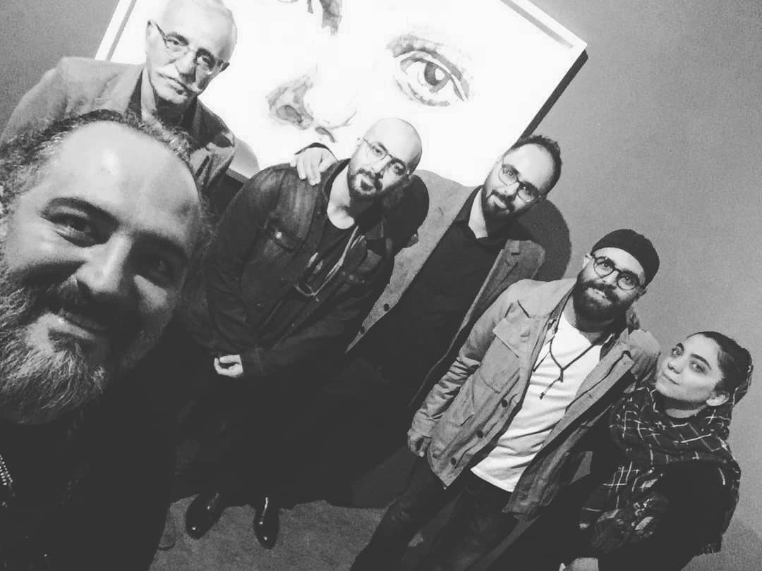تصویری از عبدالله اسکندری، طراح گریم و چهره‌پرداز سینما و تلویزیون در پشت صحنه یکی از آثارش به همراه بابک اسکندری