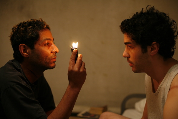 هیچم یاکوبی در صحنه فیلم سینمایی یک پیامبر به همراه طاهر رحیم