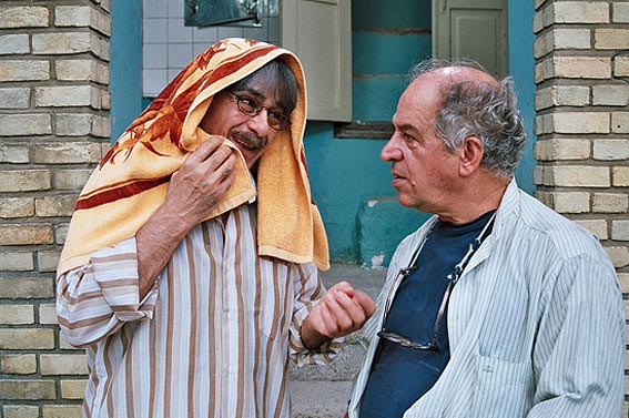 رضا بابک در صحنه سریال تلویزیونی یک وجب خاک به همراه محسن قاضی‌مرادی