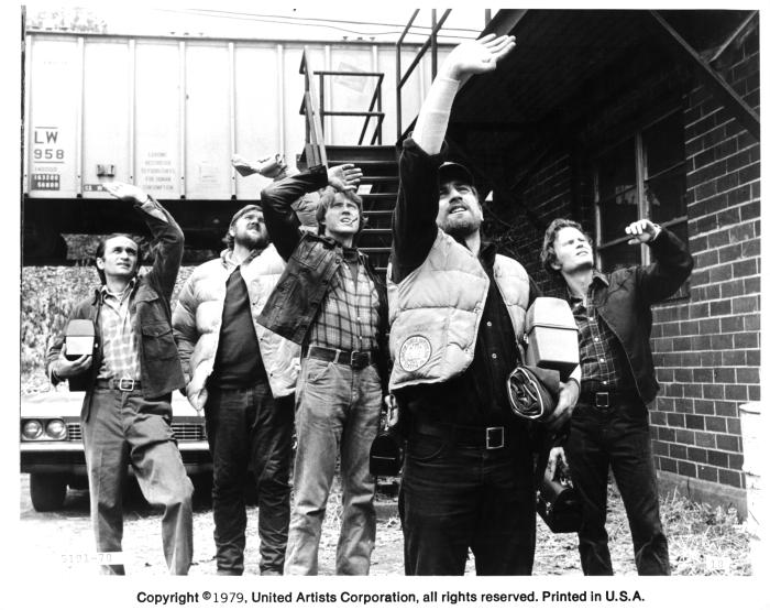 چاک اسپگرن در صحنه فیلم سینمایی شکارچی گوزن به همراه کریستوفر واکن، رابرت دنیرو، جان سوج و جان کازال