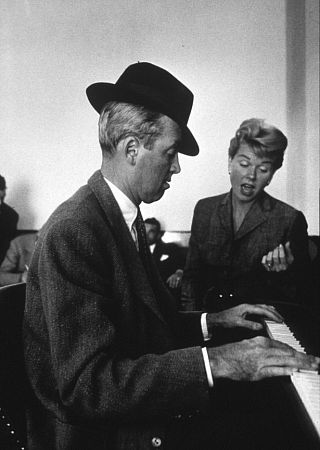 Doris Day در صحنه فیلم سینمایی مردی که زیاد می دانست به همراه جیمزاستوارت