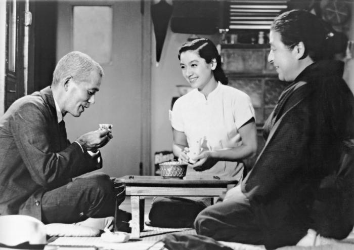 Chieko Higashiyama در صحنه فیلم سینمایی داستان توکیو به همراه Setsuko Hara و Chishû Ryû