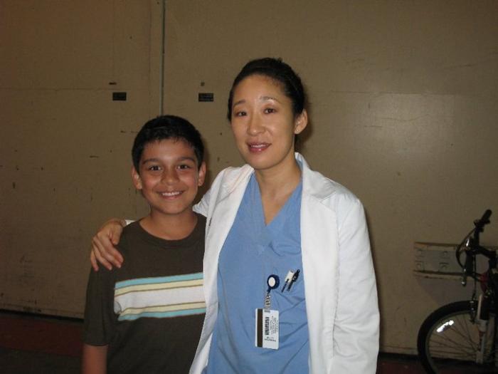 Anthony Keyvan در صحنه سریال تلویزیونی آناتومی گری به همراه Sandra Oh