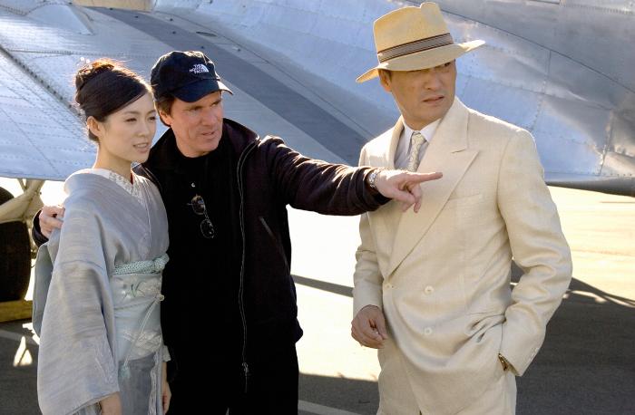 کن واتانابه در صحنه فیلم سینمایی خاطرات یک گِیشا به همراه Rob Marshall و Ziyi Zhang