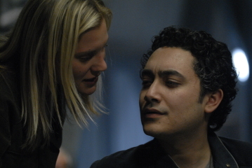 Alessandro Juliani در صحنه سریال تلویزیونی ناوبر فضایی گالاکتیک به همراه Katee Sackhoff