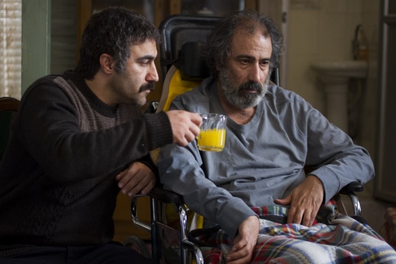 سیامک صفری در صحنه فیلم سینمایی فراری به همراه محسن تنابنده