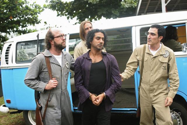 Patrick Fischler در صحنه سریال تلویزیونی گمشده به همراه Naveen Andrews، Eric Lange و Josh Holloway