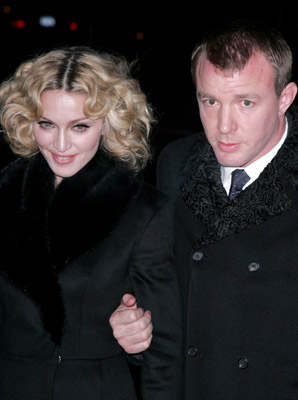 گای ریچی در صحنه فیلم سینمایی معادله نهایی به همراه Madonna