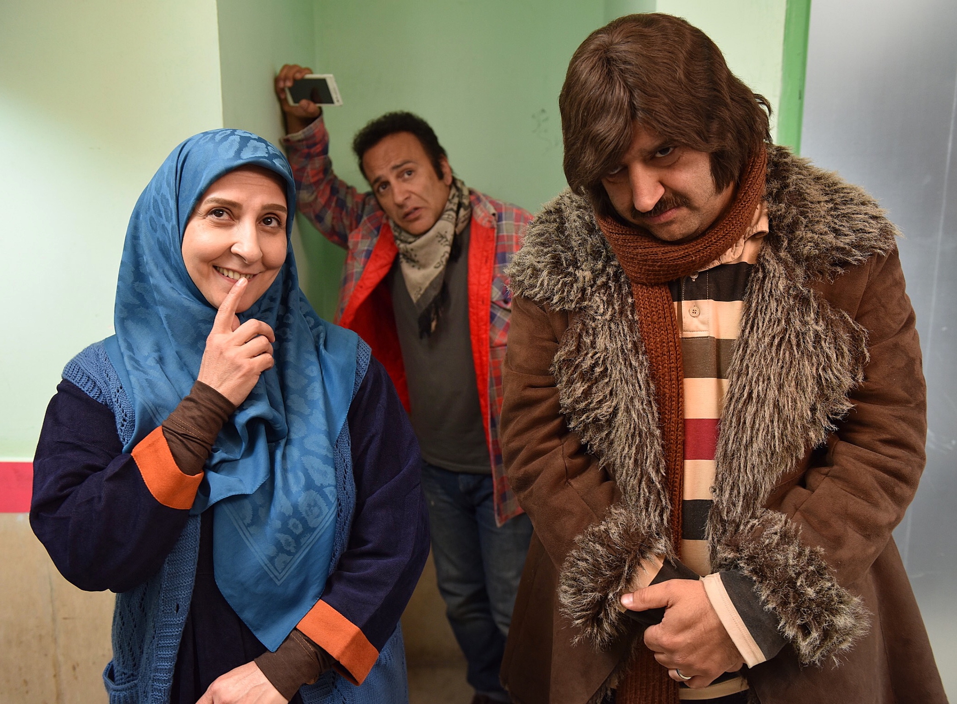 حمیدرضا آذرنگ در صحنه سریال تلویزیونی آرماندو به همراه علیرضا استادی و مرجانه گلچین