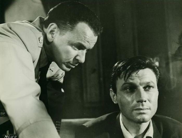Laurence Harvey در صحنه فیلم سینمایی کاندیدای مَنچوری به همراه فرانک سیناترا