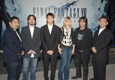 Kazushige Nojima در صحنه فیلم سینمایی Final Fantasy VII: Advent Children به همراه Takeshi Nozue، Tetsuya Nomura و Mena Suvari