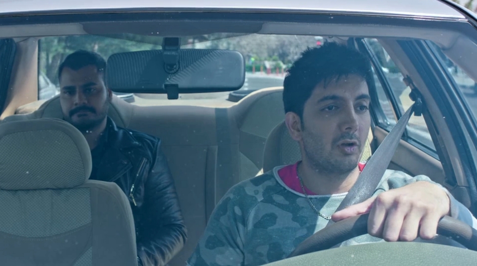 تصویری از حمزه اثباتی، بازیگر سینما و تلویزیون در حال بازیگری سر صحنه یکی از آثارش