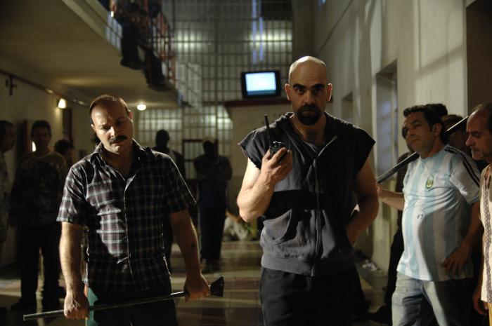 Vicente Romero در صحنه فیلم سینمایی سلول 211 به همراه Luis Tosar