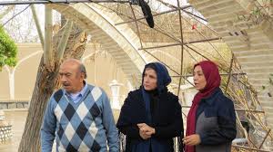 ساناز سماواتی در پشت صحنه سریال تلویزیونی خانه مادری به همراه زهرا سعیدی
