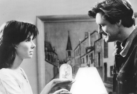 بیل پولمن در صحنه فیلم سینمایی وقتی تو خواب بودی به همراه ساندرا بولاک