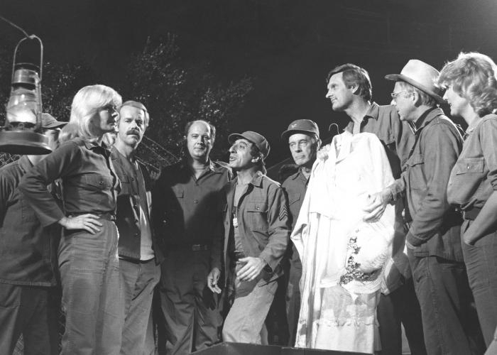 Jamie Farr در صحنه سریال تلویزیونی M*A*S*H به همراه David Ogden Stiers، William Christopher، Mike Farrell، آلن آلدا، Loretta Swit و Harry Morgan