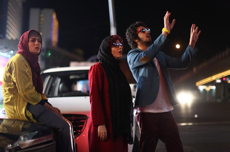 مهرداد صدیقیان در صحنه فیلم سینمایی مادر قلب اتمی به همراه ترانه علیدوستی و پگاه آهنگرانی