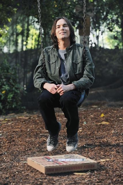 Tyler Blackburn در صحنه سریال تلویزیونی دروغ گوهای کوچک زیبا
