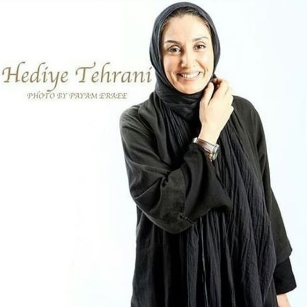 تصویری از هدیه تهرانی، بازیگر و طراح لباس سینما و تلویزیون در حال بازیگری سر صحنه یکی از آثارش