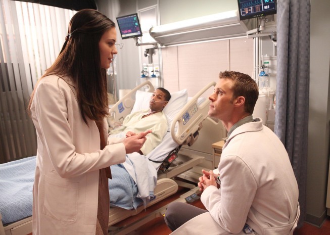 Odette Annable در صحنه سریال تلویزیونی دکتر هاوس به همراه Jesse Spencer و Michael B. Jordan