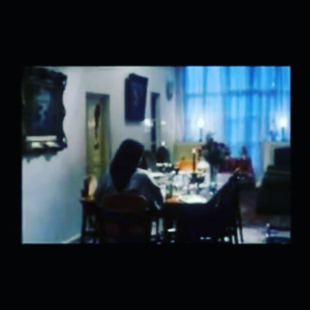 تصویری از هدیه تهرانی، بازیگر و طراح لباس سینما و تلویزیون در حال بازیگری سر صحنه یکی از آثارش