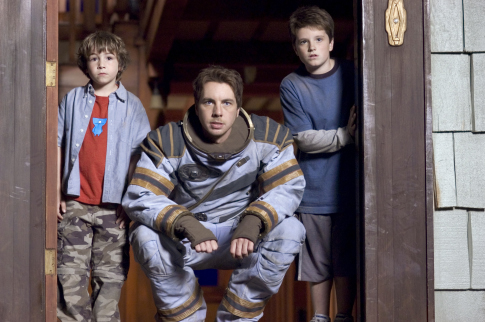 Jonah Bobo در صحنه فیلم سینمایی زاتورا: یک ماجرای فضایی به همراه Dax Shepard و Josh Hutcherson