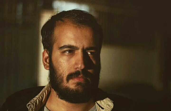 تصویری از مهران مهدویان، کارگردان و نویسنده سینما و تلویزیون در حال بازیگری سر صحنه یکی از آثارش