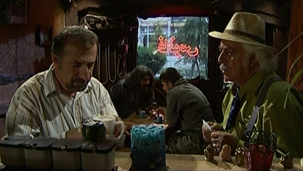 بهزاد رحیم‌خانی در صحنه سریال تلویزیونی لطفا دور نزنیم به همراه مهران رجبی