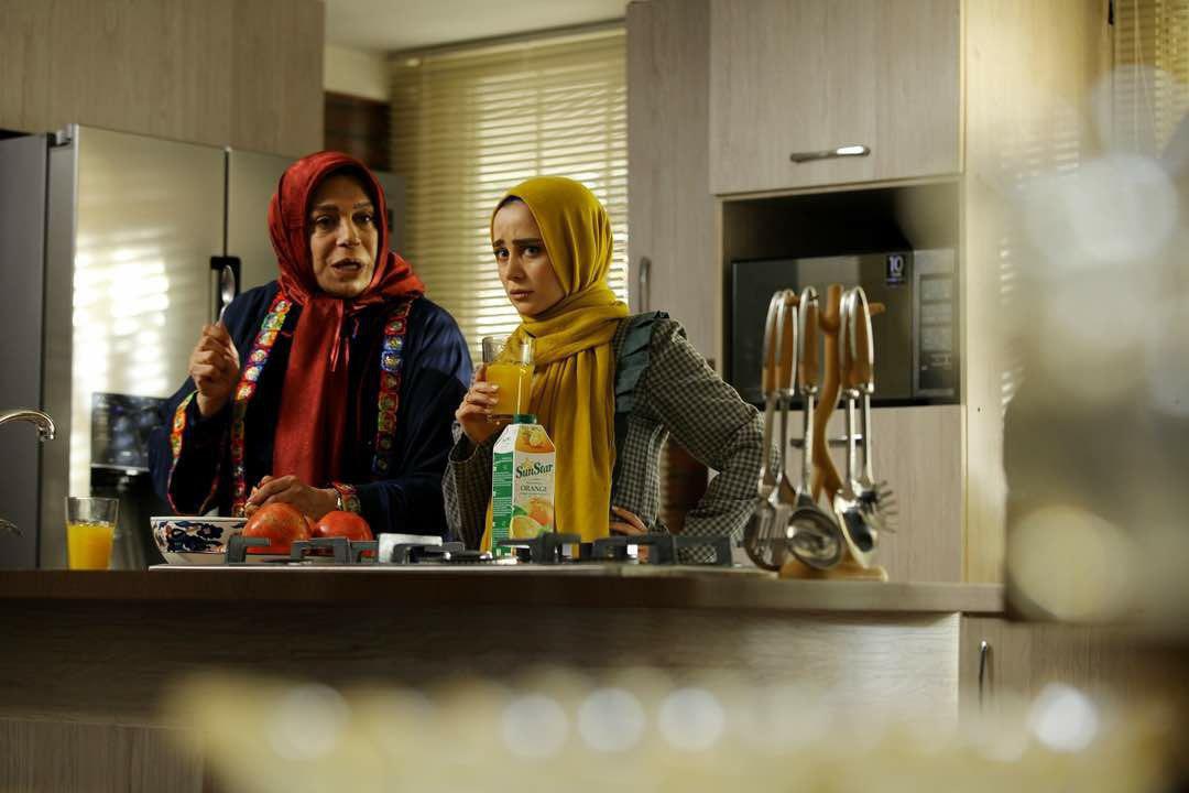 الناز حبیبی در صحنه فیلم سینمایی دشمن زن به همراه گوهر خیراندیش
