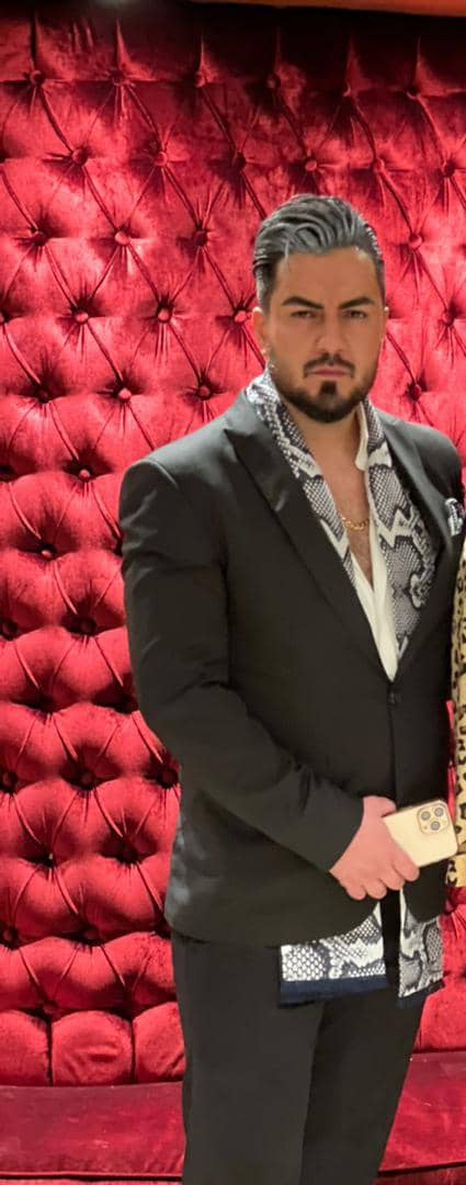 تصویری از میلاد فخرالعلمایی، بازیگر سینما و تلویزیون در حال بازیگری سر صحنه یکی از آثارش