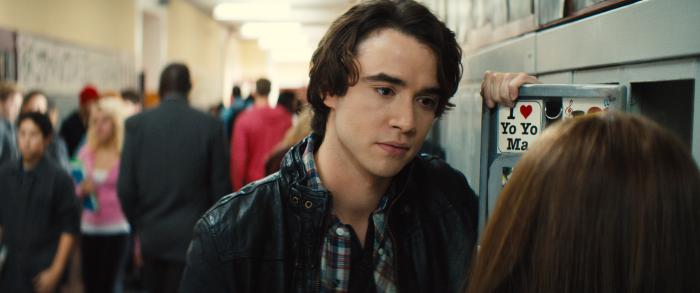 Jamie Blackley در صحنه فیلم سینمایی اگر زنده بمانم